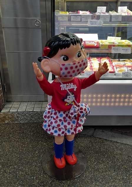 不二家綾瀬店のペコちゃん